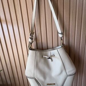 Crossover leather purse/tote bag.. perfect for the spring/summer days